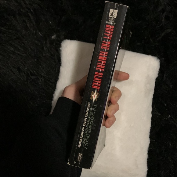 Buffy The Vampire Slayer Novel - Out of the Madhouse - Picture 4 of 4